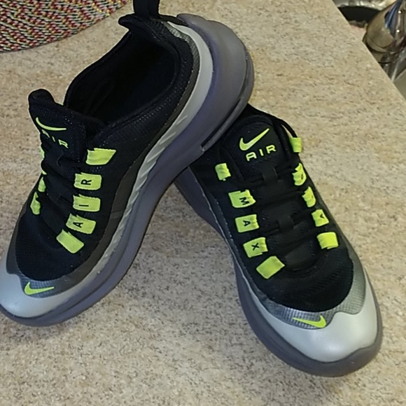 Nike 'Air Max' Youth Size 4 - Picture 1 of 3